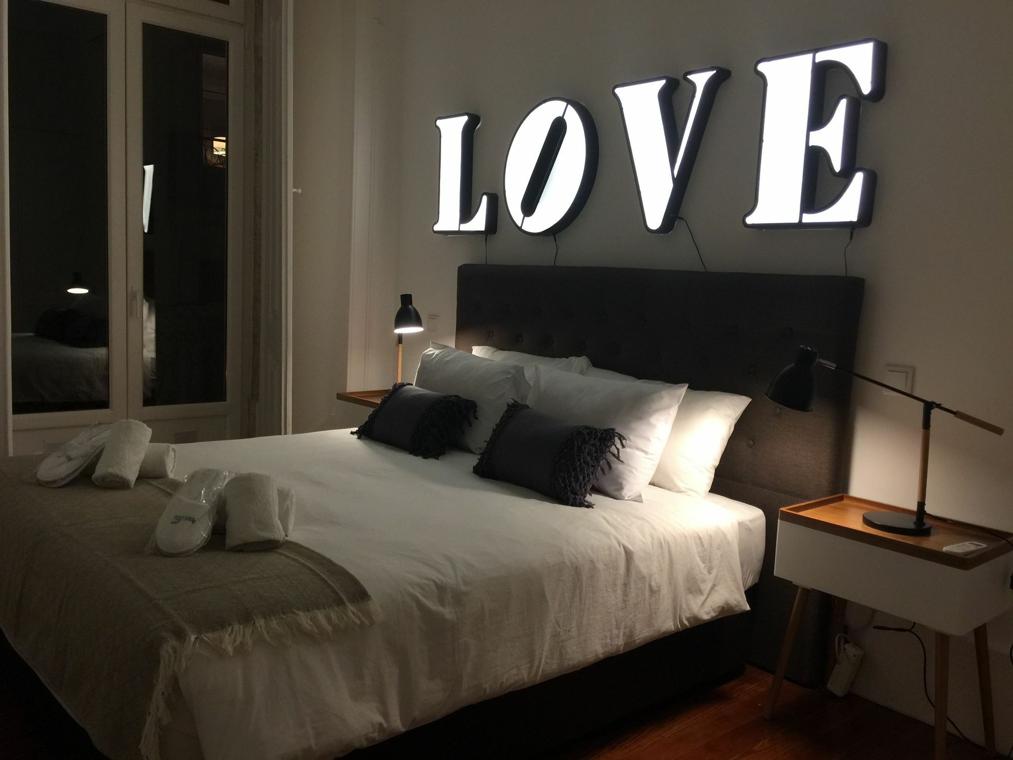 Sweet Inn Apartment - Chiado Luxury Lisbon Bagian luar foto